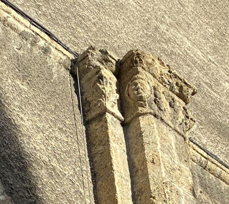 Détail du chapiteau du pilastre encastré occidental.