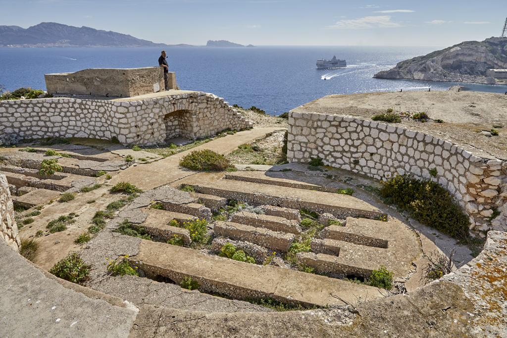 Emplacements de tir 3 et 4 de la batterie de mortiers (b) et cuve carrée de flak 