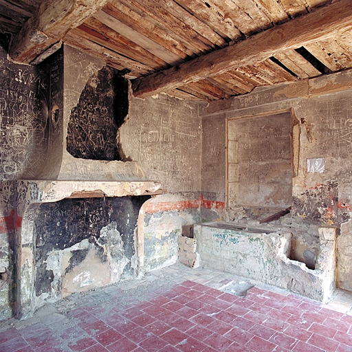 Donjon 46. Intérieur de la cuisine 46 A du bâtiment du donjon.