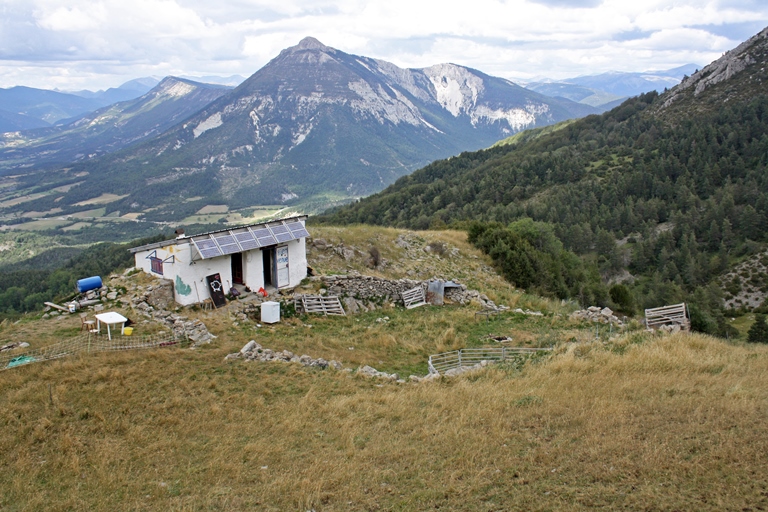 Cabane avec enclos sur le massif de la Bernarde (Vergons). A l'arrière-plan, le pic de Chamatte.