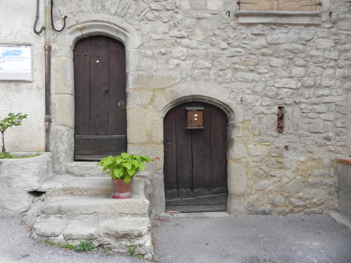 Parcelle D163. Porte de logis,  porte de resserre et jour en fente.