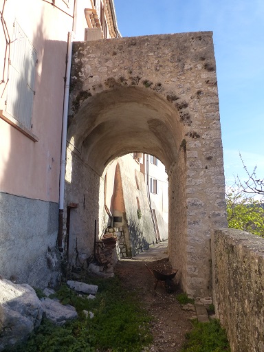 Elévation sud, passage couvert. Vue prise du sud-ouest.
