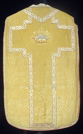 Chasuble de l'ensemble chasuble, étole, manipule, bourse de corporal et voile de calice (ornement doré). Vue générale du dos.