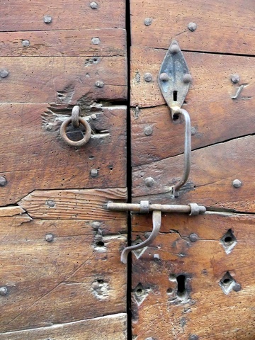 Détail de la menuiserie d'une porte, entrepôt agricole au bourg.