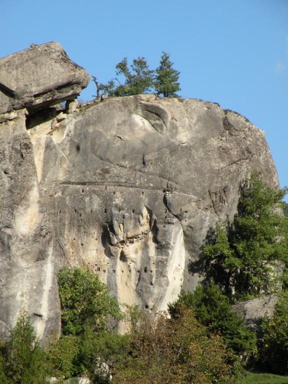 Chaos rocheux qui domine l'église de Vers-la-Ville. Rocher présentant des trous de poutres sur quatre niveaux, vestiges d'un ancien bâtiment accolé.