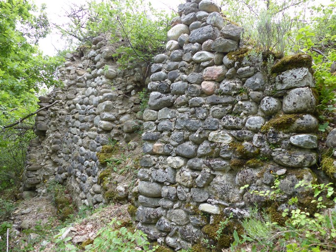 Extrémité nord-est du village, enceinte (?).