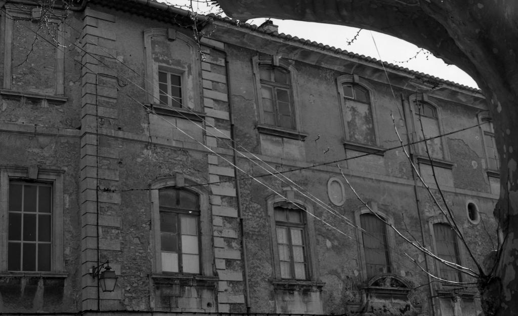 Façade nord sur rue du corps de bâtiment central, vue partielle avant restauration, vers 1979.