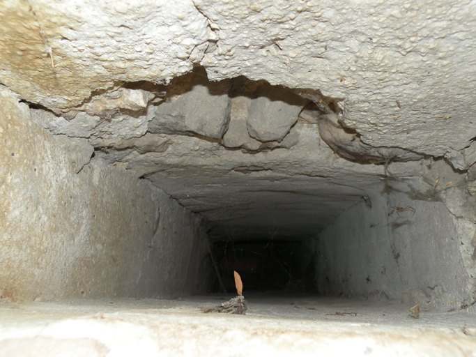 Départ du conduit d'un abat-foin dans une maison à Rougon. Il relie directement le fenil à la mangeoire de l'étable.