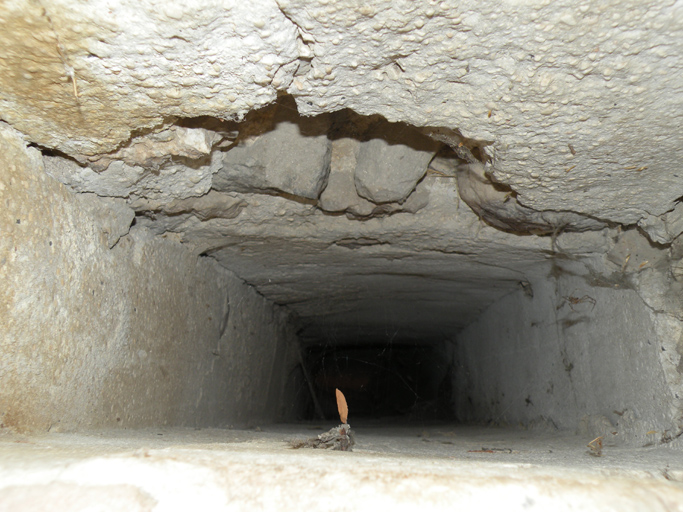 Départ du conduit d'un abat-foin dans une maison à Rougon. Il relie directement le fenil à la mangeoire de l'étable.