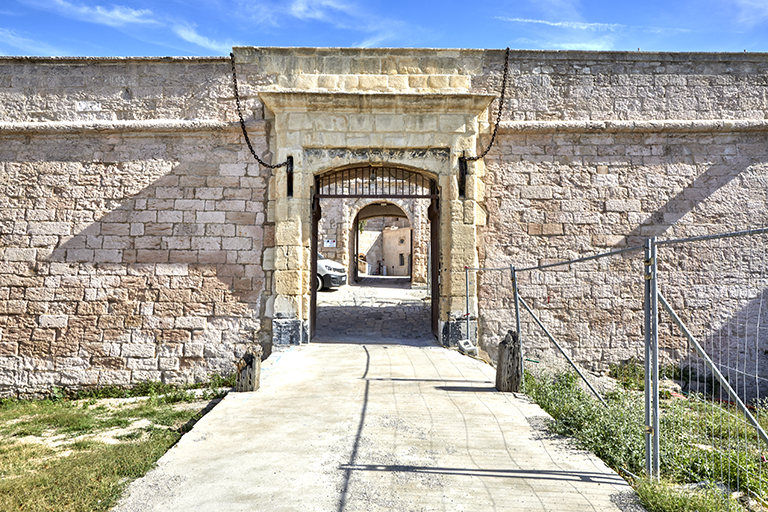 Fort St Nicolas : façade de la porte de la seconde enceinte ou enceinte extérieure du Haut Fort.