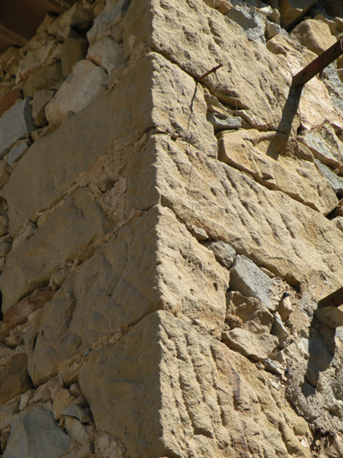 La Condamine. Chaîne d'angle en pierre de taille de grès.