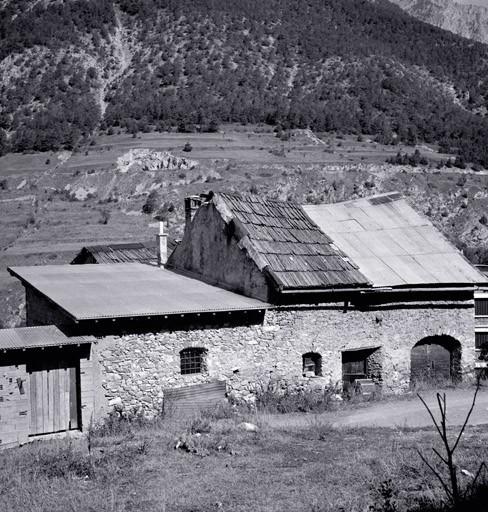 Maison 688-690. Vue d'ensemble prise du sud. La porte rectangulaire et la porte en anse de panier ouvrent sur deux parties séparées de la maison.