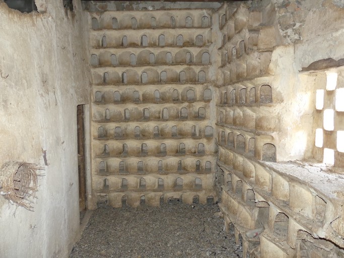 Pigeonnier en étage de comble, boulins en gypse et en vannerie. Ferme de Très Faves (Ribiers).