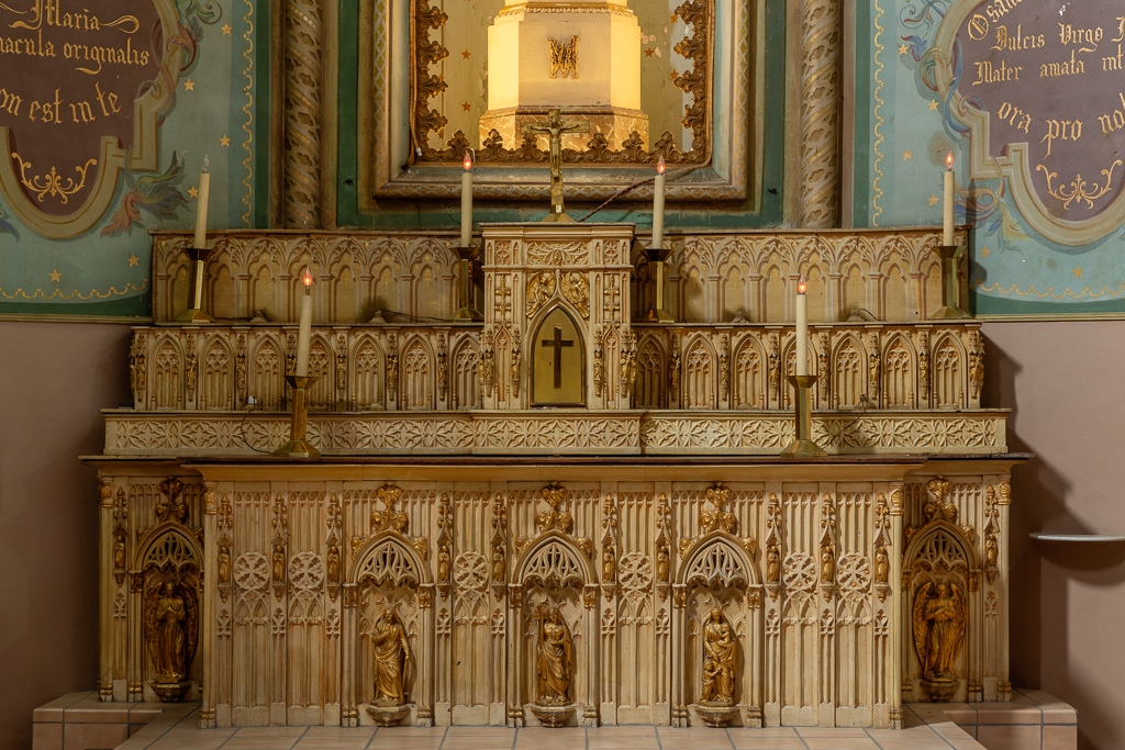 Ensemble du maître-autel de style néo-gothique : autel, tabernacle, gradins d'autel
