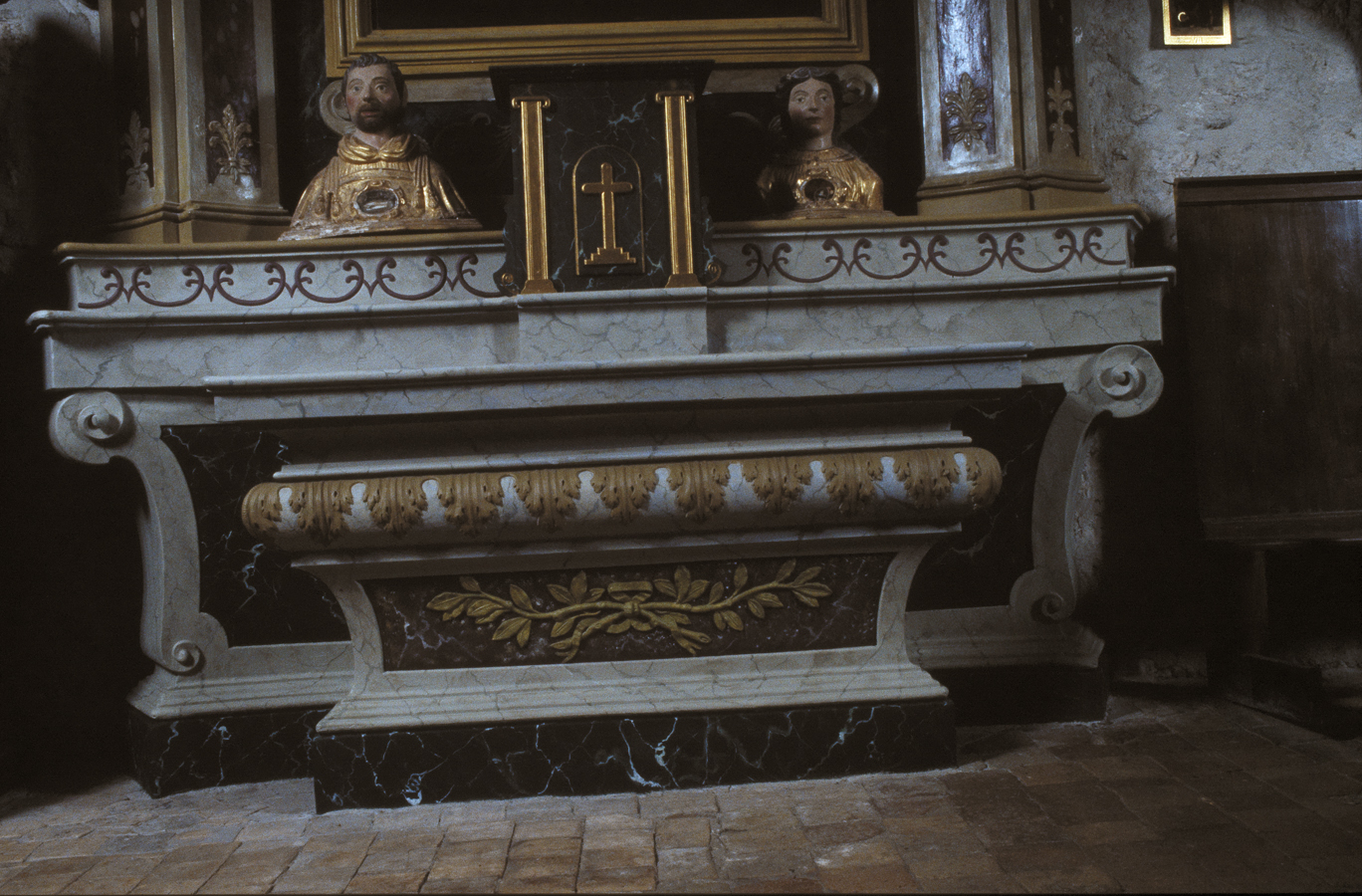 autel (autel secondaire, autel tombeau)