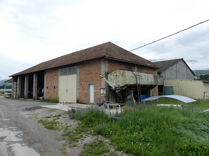 Hangar au quartier du Château des Îles (Ribiers).