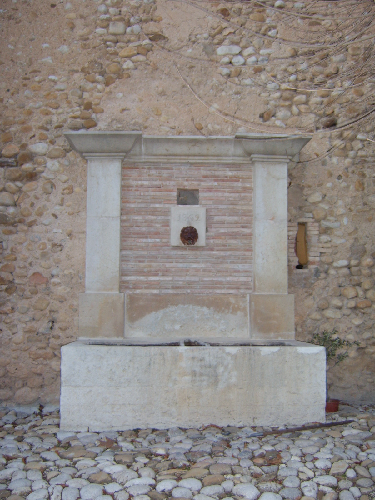 fontaine dite fontaine du château de Campagne