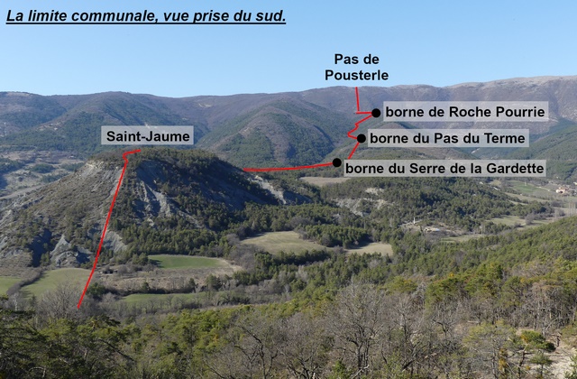 Le plateau de Saint-Jaume : limite territoriale et bornes. Vue prise du sud-est.