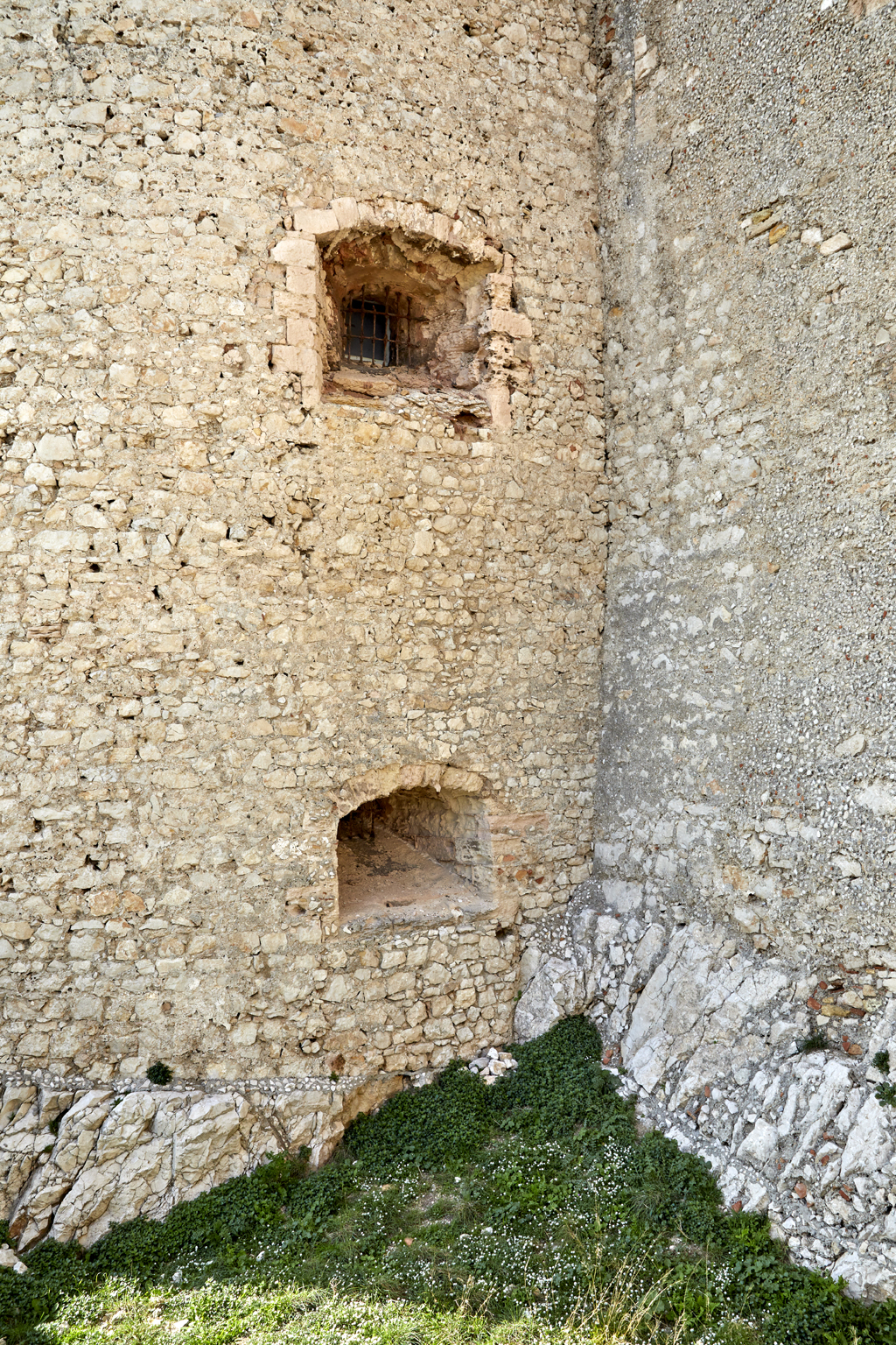 Donjon. canonnières du flanc gauche de la tour sud-est