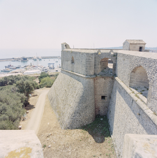 Flanc, face et orillon gauche du bastion de Corse (38).