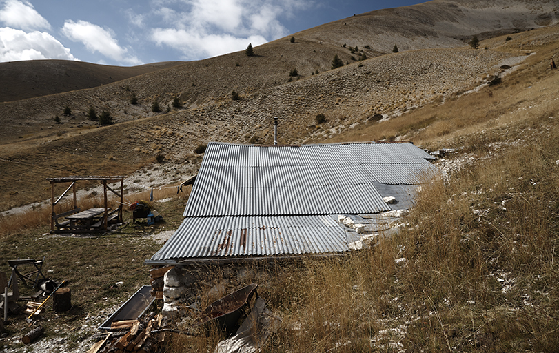 Cabane implantée dans la pente (Cheval Blanc, Thorame-Basse).