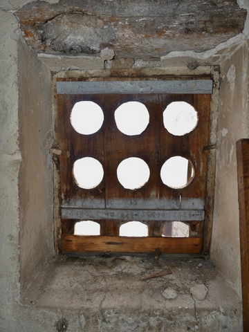 Partie nord. Etage de comble, pigeonnier. Mur sud, baie d'envol avec grille en menuiserie.