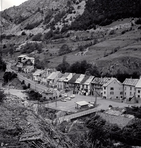 Ensemble principal des maisons alignées. Vue d'ensemble panoramique prise du sud.