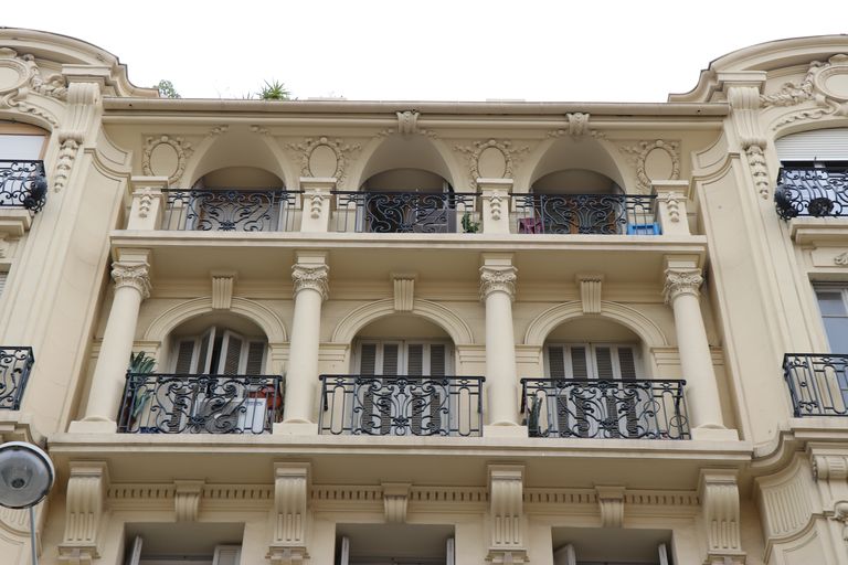 immeuble dont une partie est devenue un temps hôtel de voyageurs sous le nom de William's Hotel, actuellement redevenu immeuble sous le nom de Le Williams