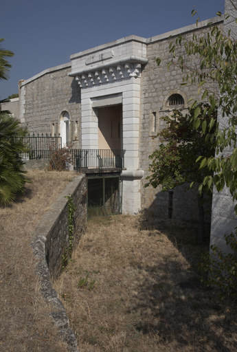 Front latéral ouest: porte du fort, courtine 3-4 et fossé.