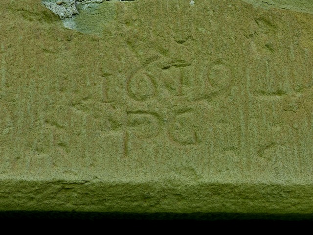 Linteau remployé avec date (1619) et initiales (PG) gravées, ferme au quartier du Collet.