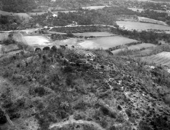 Vue aérienne rapprochée, oblique, prise du sud-ouest.