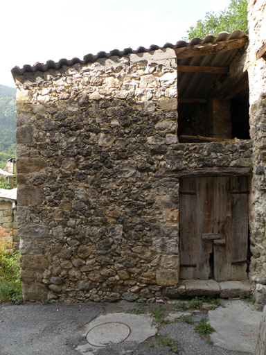 Entrepôt agricole aggloméré à Rouaine, façade en pignon.