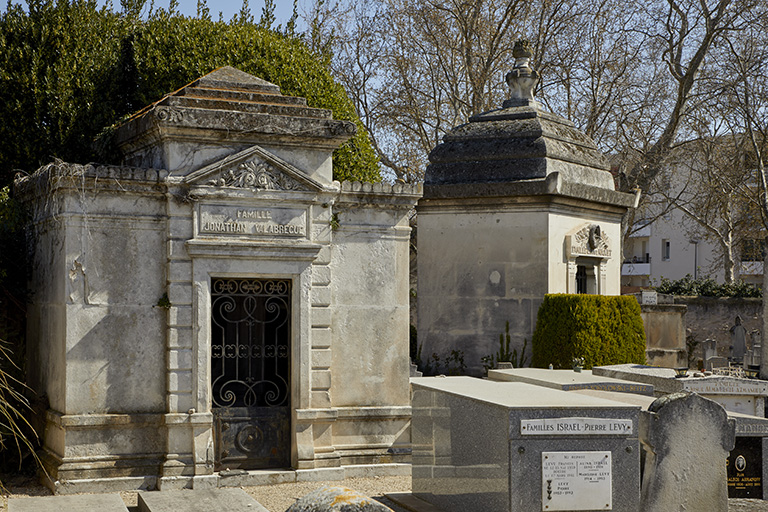 Vue du mausolée Valabrègue (au premier plan) et du mausolée Naquet (au second plan), partie nord du cimetière.