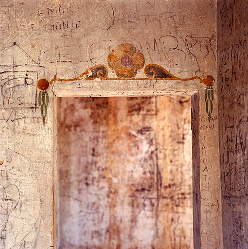 Donjon 46. Détail des dessus de porte dans les chambres du corps principal.