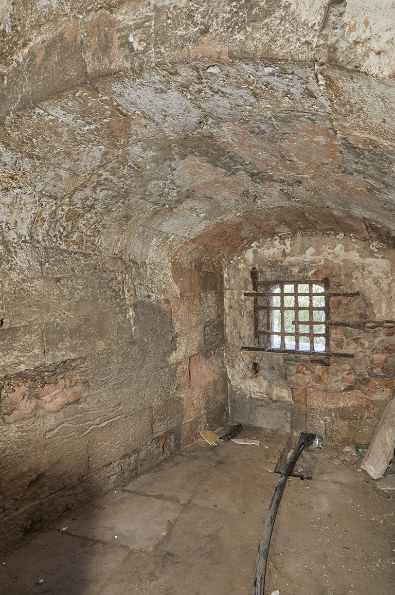 Fort St Nicolas : intérieur du bastion nord-ouest du donjon, dit de Mazarin, casemates de défense du flanc droit détail d'embrasure.