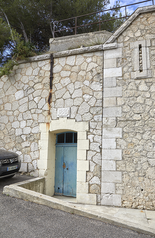 Porte d’entrée piétonne du corps de garde.