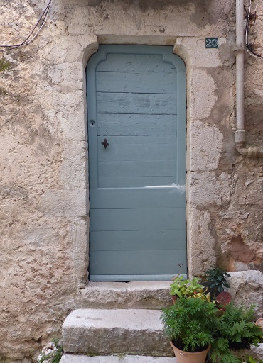 Maison (2023 B 774). Porte du logis avec un encadrement en pierres de taille calcaires couvert d'un linteau sur coussinets.