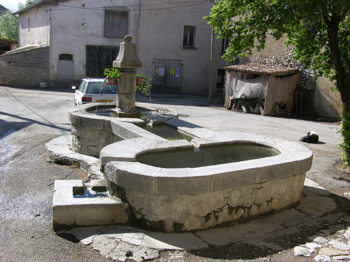 fontaine et lavoir