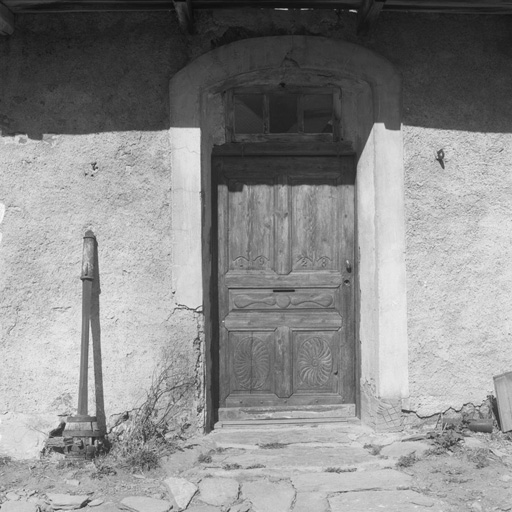 Porte d'entrée datée 1928.