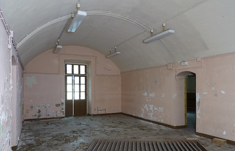 Caserne, casemate du rez-de-chaussée, voûtée en berceau surbaissé.