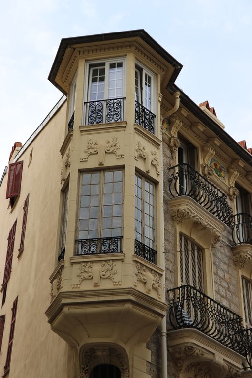 immeubles en série (série de 3) devenus ensuite hôtels de voyageurs sous le nom de Maison Ribeyre et de Touring hôtel, actuellement redevenus immeubles