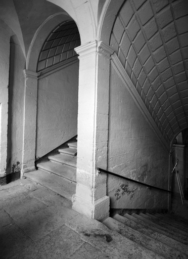 Escalier 1, premier repos : mur d'échiffre, départ de la seconde volée.