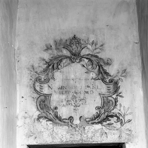 Couloir de l'escalier, porte b, cartouche.