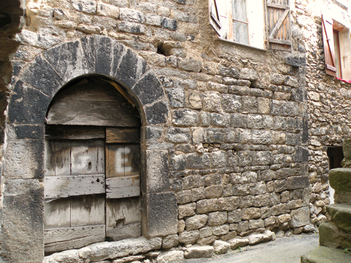 « Le Château ». Porte en arc plein-cintre et parement en moyen appareil de grès.