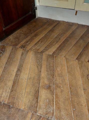 Partie nord. Premier étage, chambre nord. Sol, plancher en chevrons.