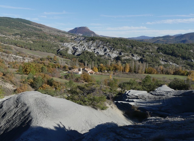 La vallée de Baudon entre ses versants marneux, vue prise de l'est.