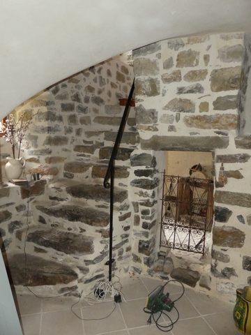 Rez-de-chaussée, remise-étable. Angle nord-ouest, escalier.