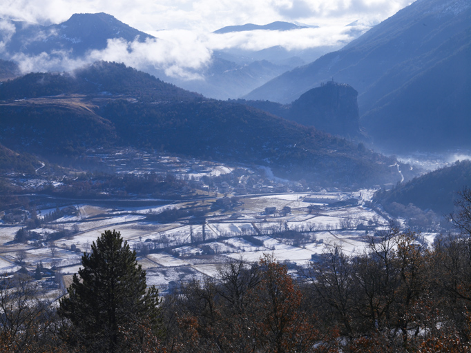 Le Plan de la Palud enneigé, vu de la RN 85. A l'arrière plan à droite, Notre-Dame du Roc. La neige souligne le quadrillage des canaux de drainage.