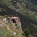 Ruines de la tourelle détachée sud-est et route du col.