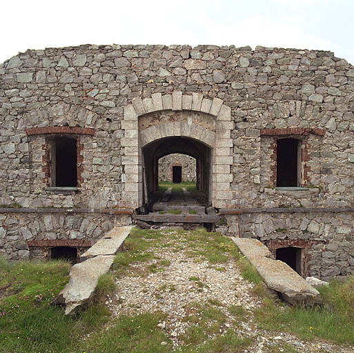 Détail de la façade, centré dans l'axe sur la porte du fort.